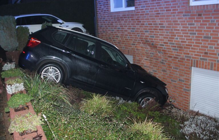 Das Auto prallte gegen die Hauswand.