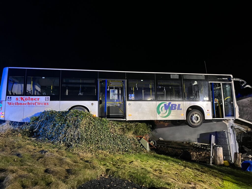 Gummersbach: Bus kollidiert mit Garage