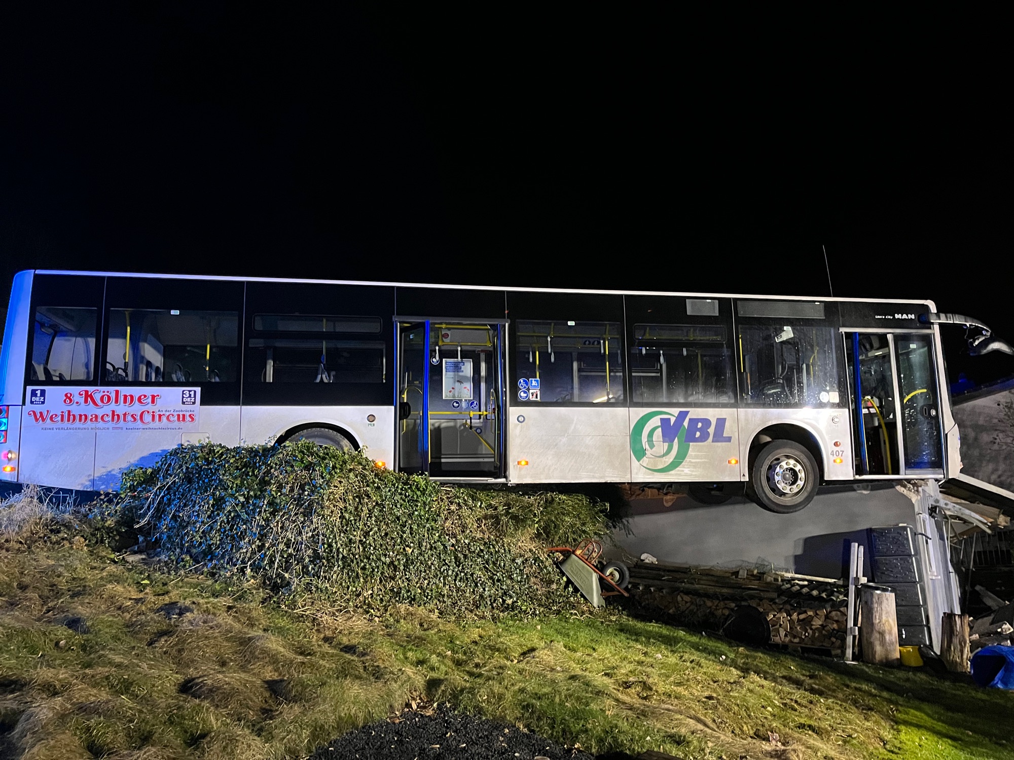 Gummersbach: Bus kollidiert mit Garage