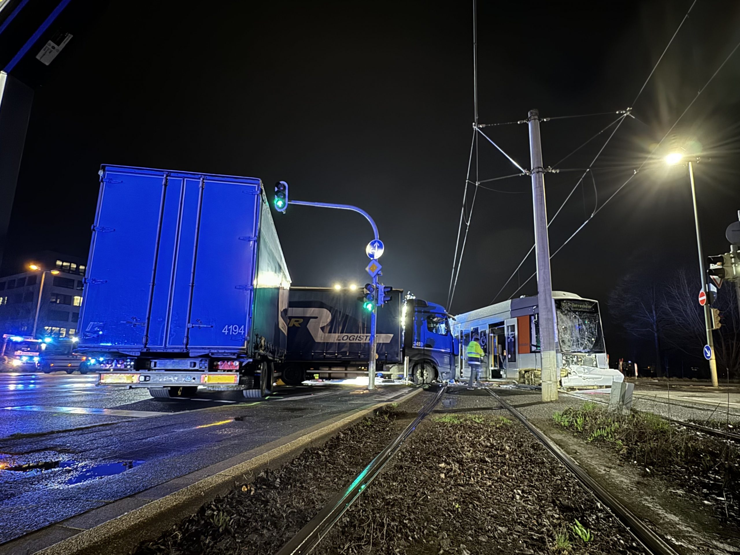 Neuss: Verkehrsunfall zwischen Straßenbahn und LKW 1 Aktuelle Nachrichten aus dem Ruhrgebiet