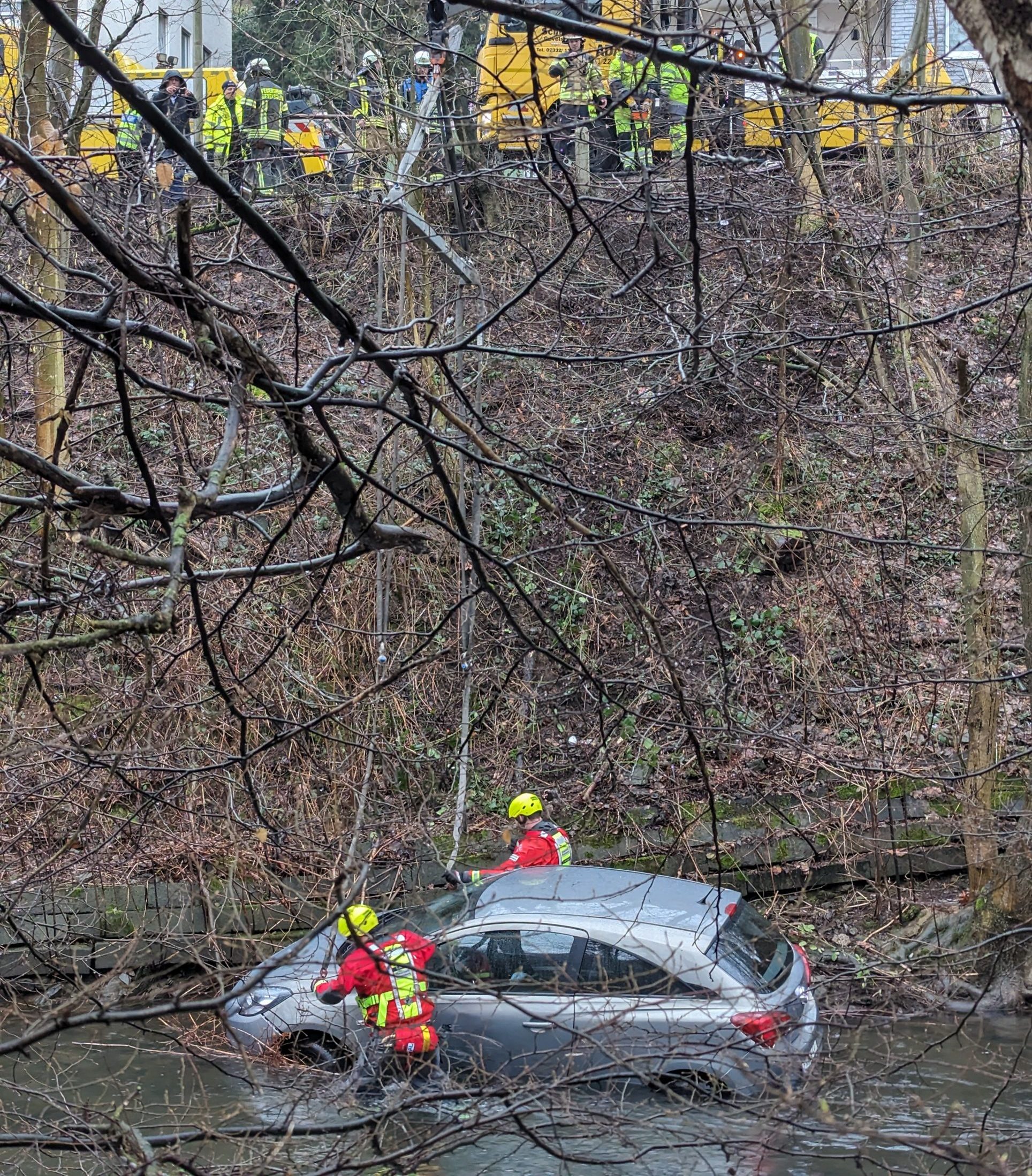 Gevelsberg: Pkw landet in Fluss 1 Buntes-NRW