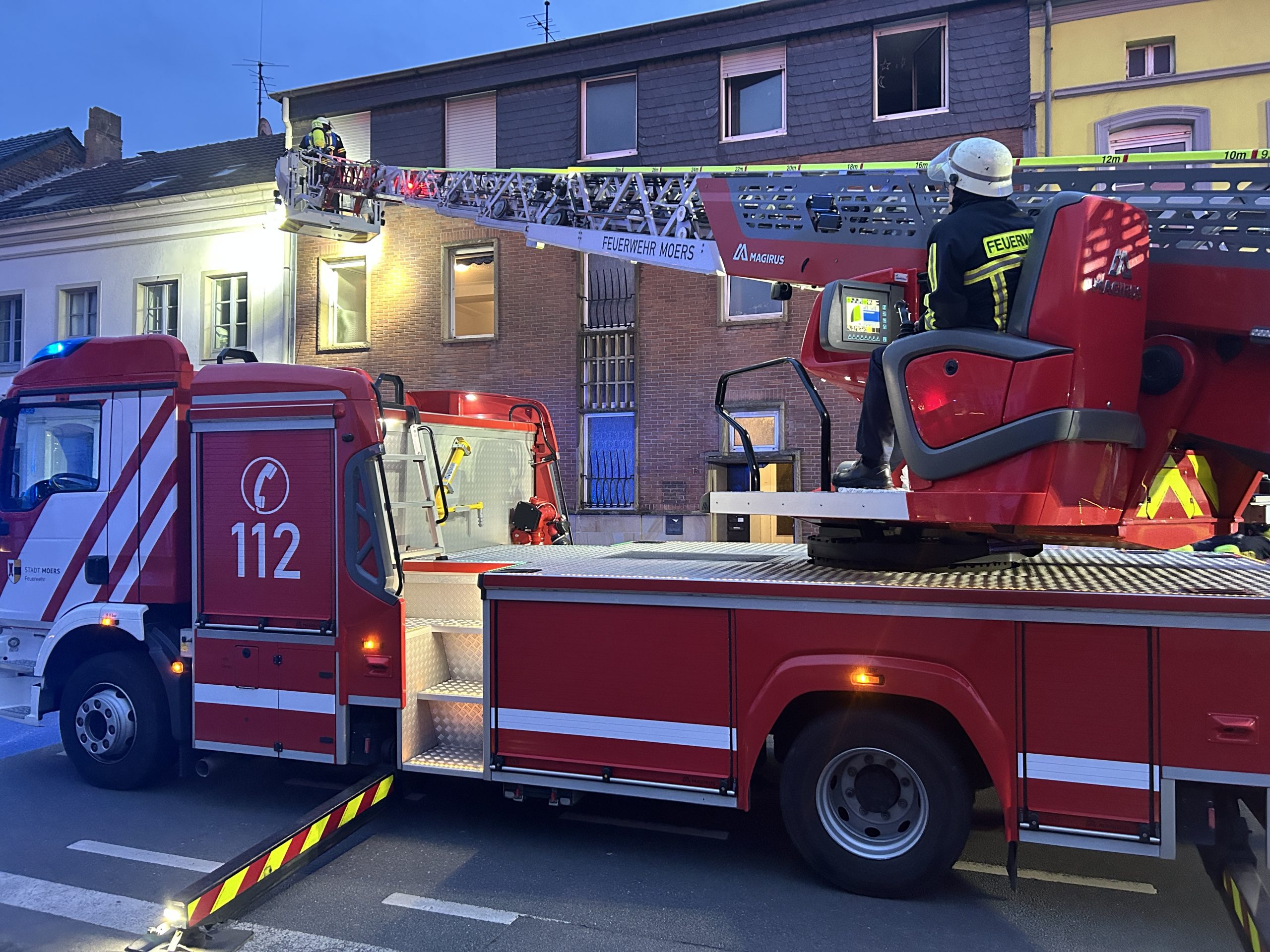 Menschenrettung über Drehleiter 9 Verletzte bei Kellerbrand in Moers 1 Buntes-NRW