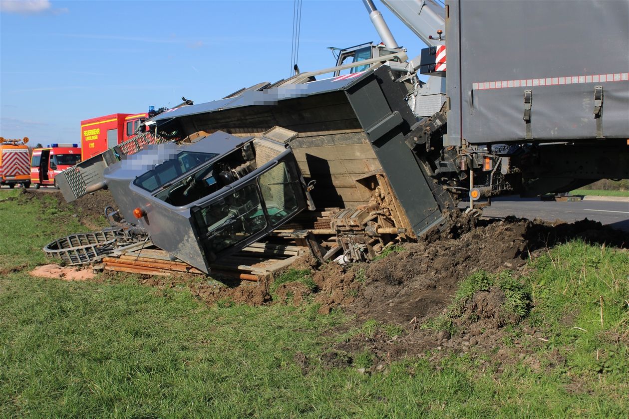 Leichlingen: Lkw-Gespann kommt von Fahrbahn ab 1 Buntes-NRW
