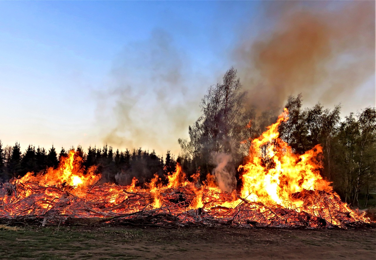 HSK: Versuchte Körperverletzung beim Osterfeuer 1 Top News