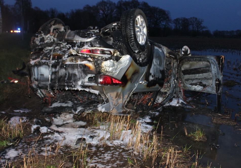 Stemwede: Auto überschlägt sich und geht in Flammen auf 1 Top News