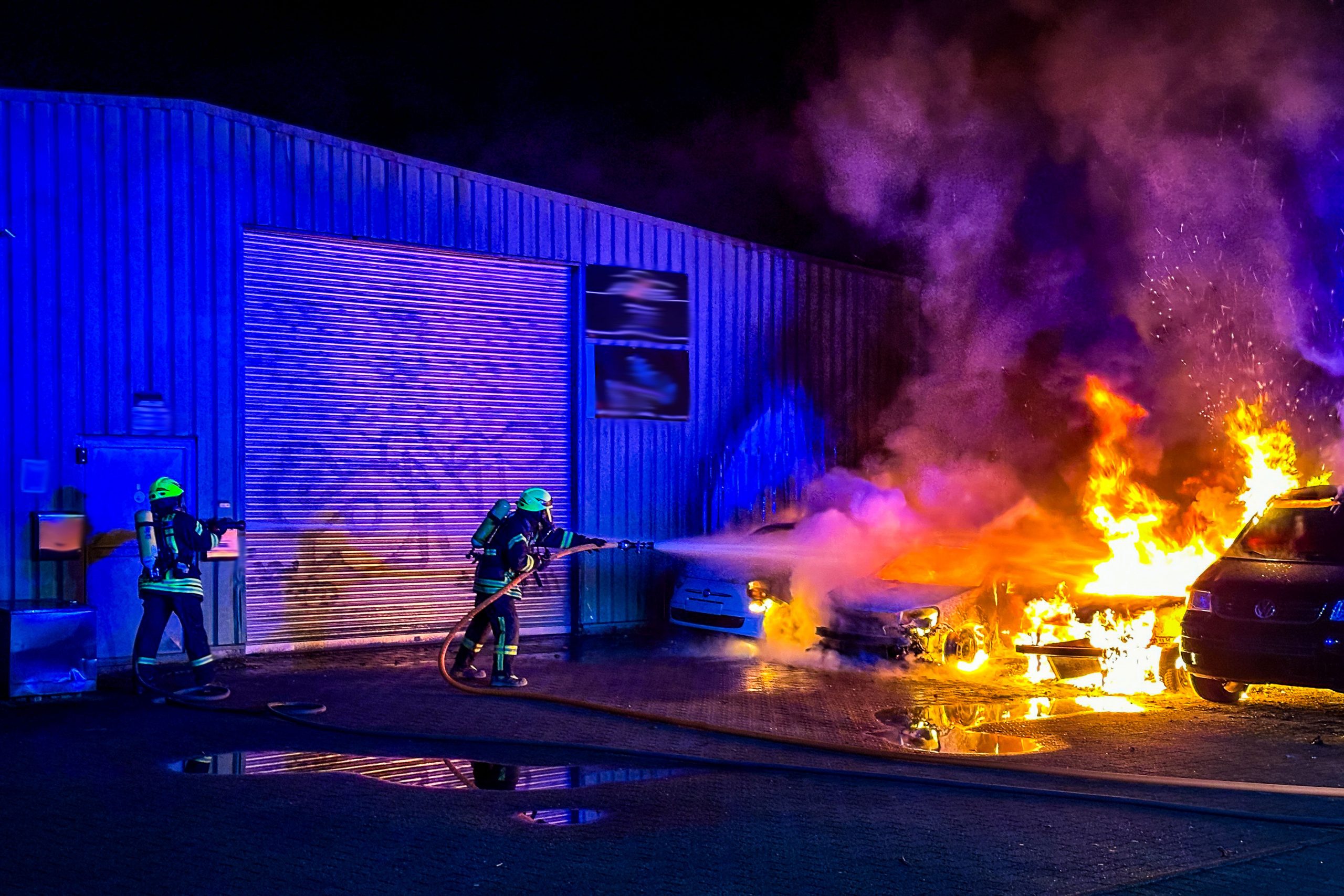 Massiver Brand verschlingt mehrere Autos in Finnentrop 1 Top News