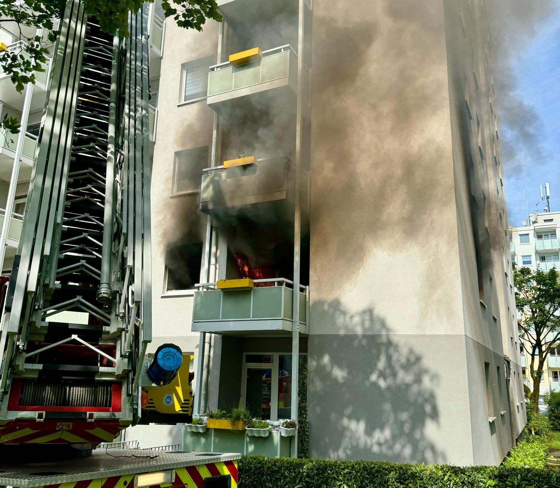 Feuer bricht in Heiligenhaus Oberilp aus 1 Buntes-NRW
