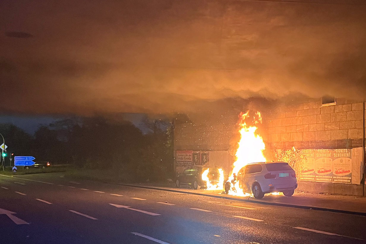 Duisburg: Zwei Autos in Vollbrand 1 Buntes-NRW