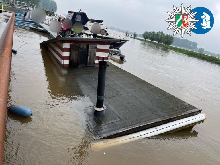 Hausboot sinkt am Pfingstsonntag im Hafen von Leverkusen-Hitdorf