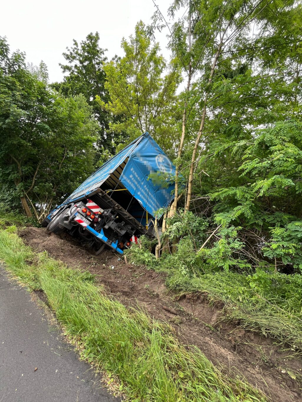 Verkehrsunfall auf der Neersener Straße: Rasche Reaktion der Feuerwehr