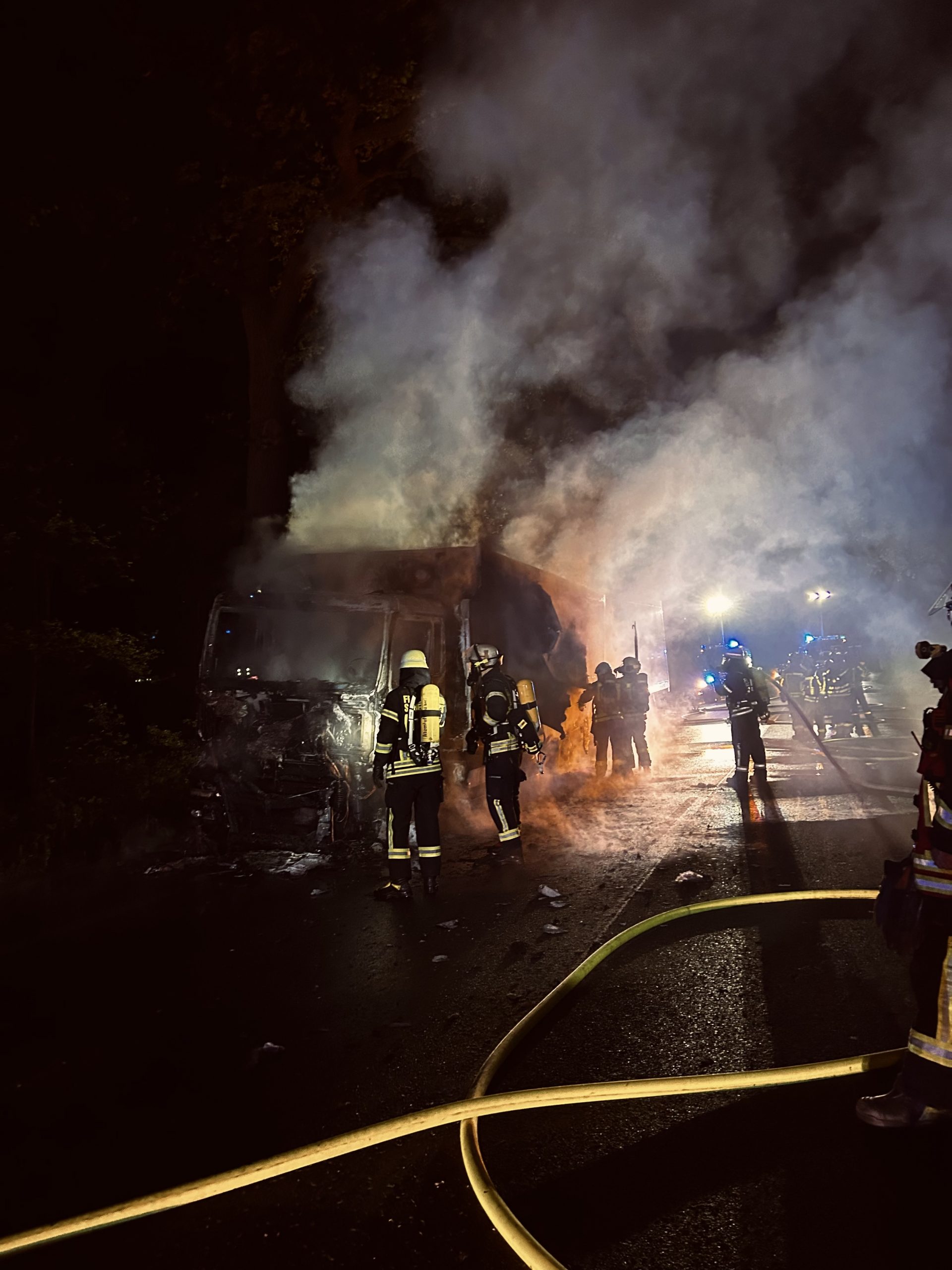 Dramatischer Brand verschlingt Lkw auf der B58 1 Top News