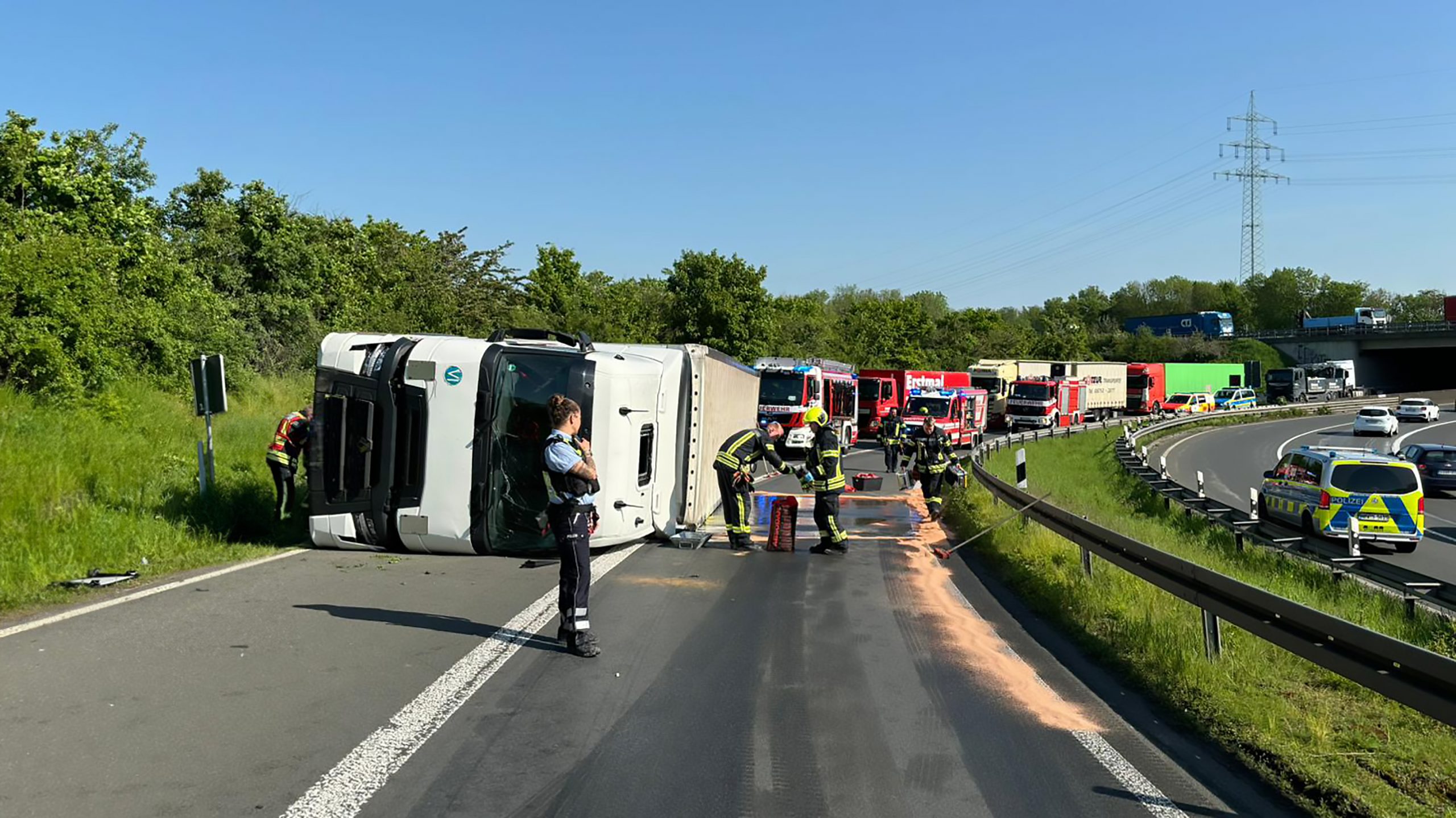 Neuss: Umgestürzter Lkw in der Tangente zur A57 1 Buntes-NRW