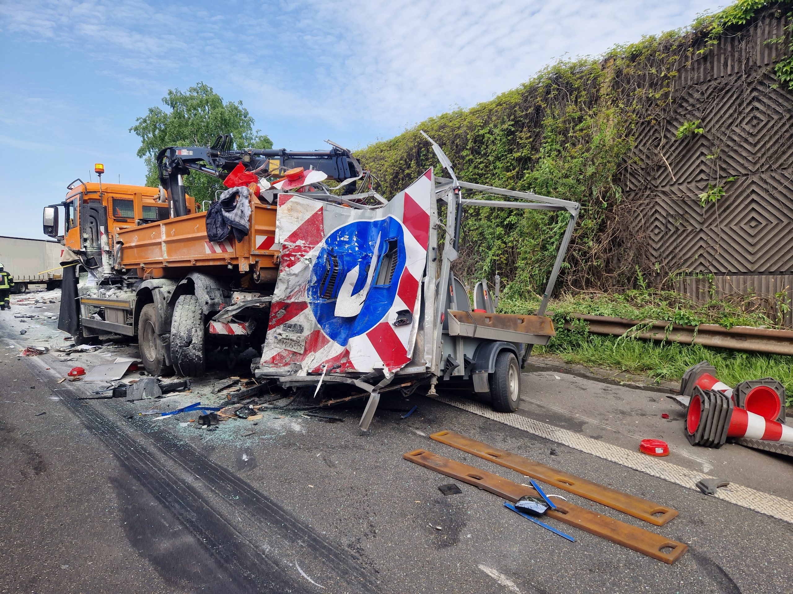 A40 Lkw-Kollision: Autobahnmeisterei in schweren Unfall verwickelt 1 Top News