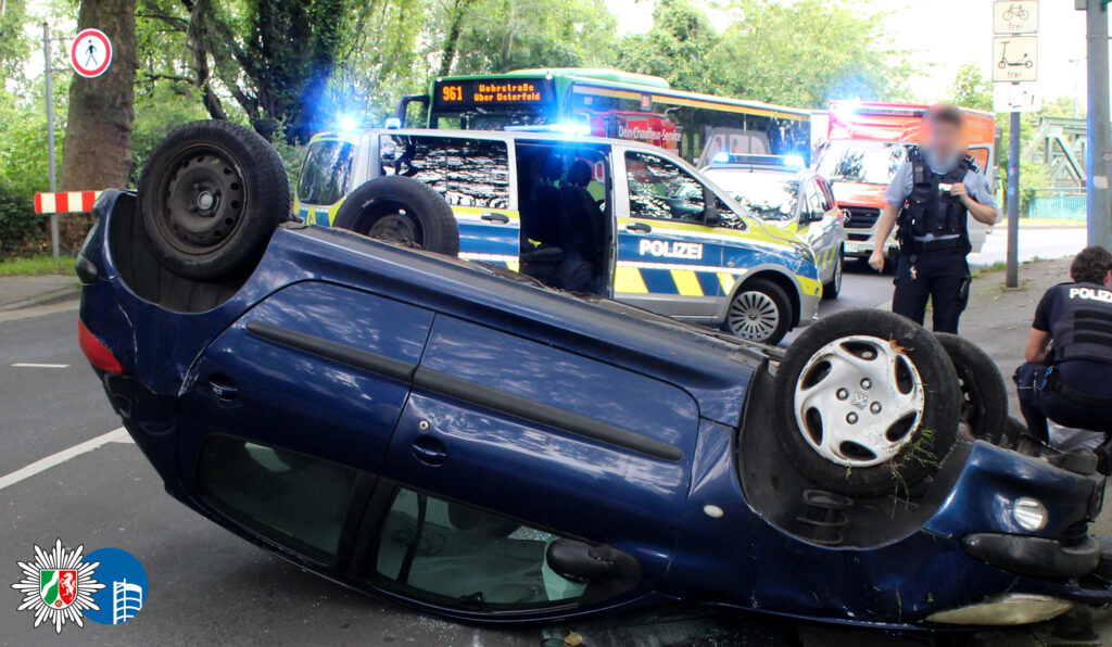 Der Kleinwagen eines jungen Fahrers fliegt in die Luft und landet kopfüber auf dem Dach