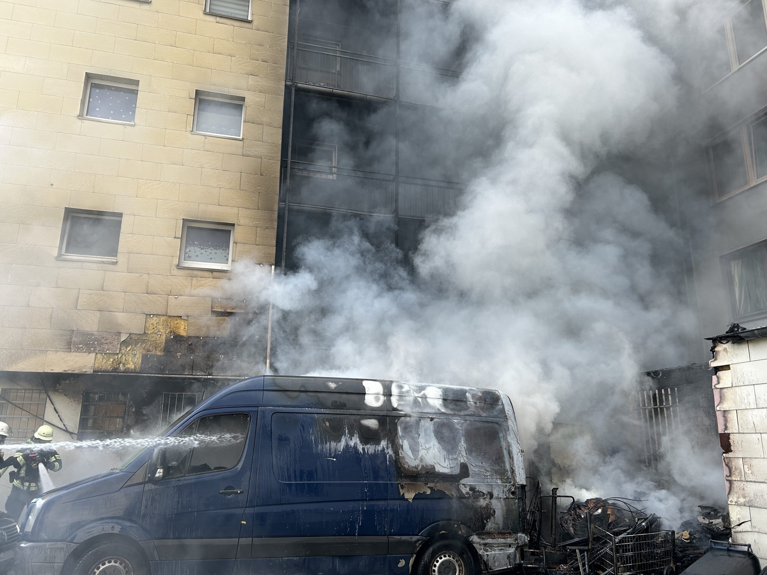 Moers: Mehrere Bewohner bei Brand über Drehleitern gerettet 1 Buntes-NRW