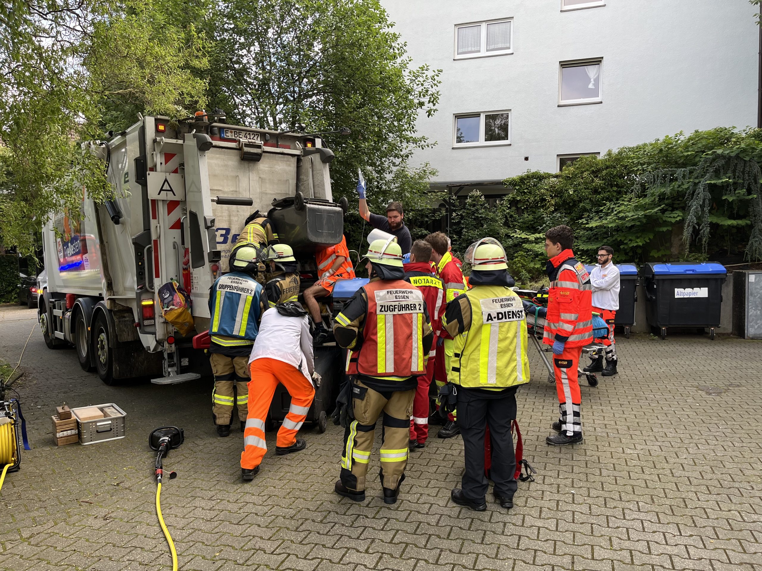 Arbeitsunfall mit Entsorgungsfahrzeug in Essen-Bochold 1 Buntes-NRW