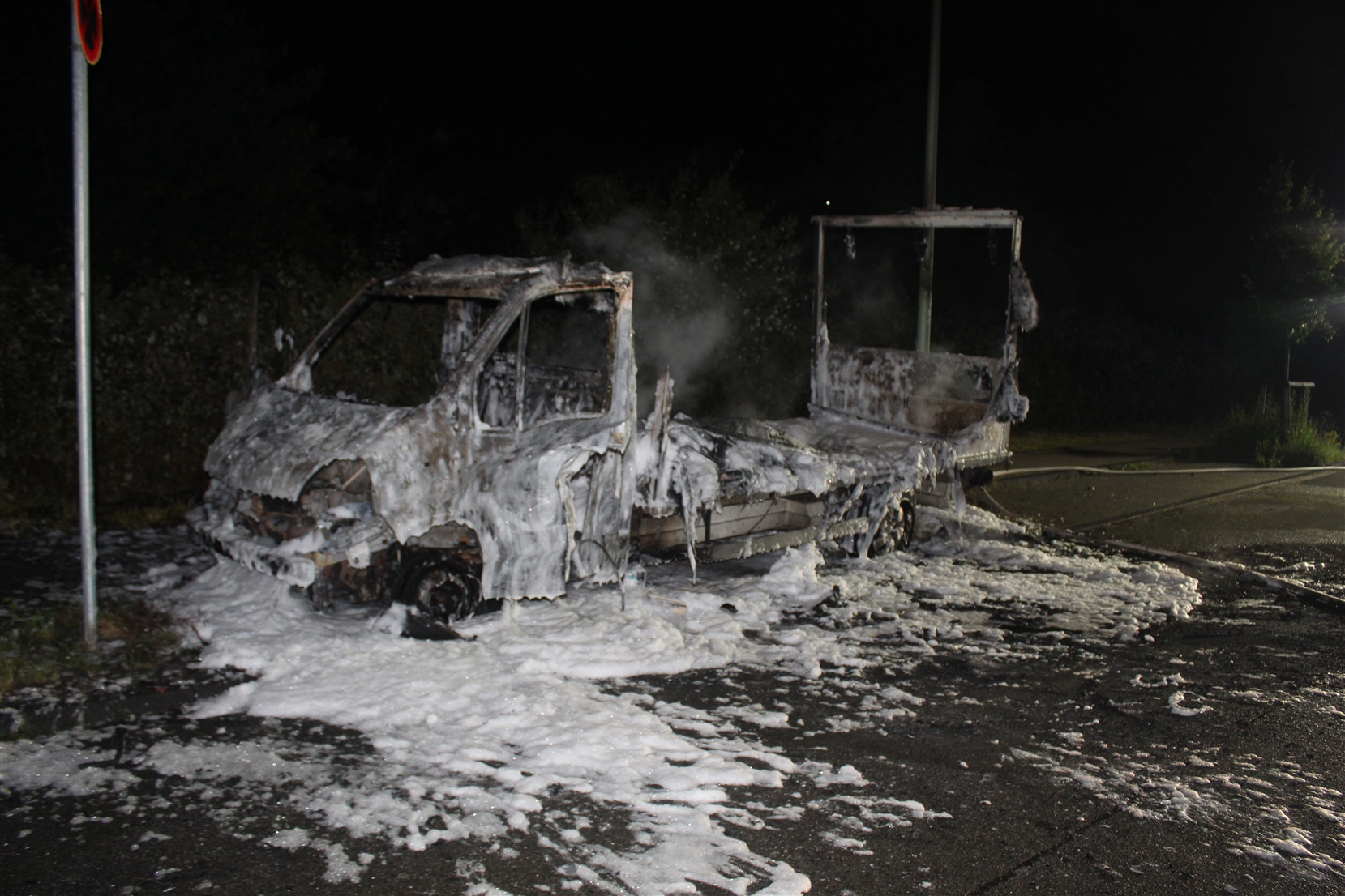 Feuriges Inferno: Lkw in Alt-Homberg in Flammen aufgegangen 1 Buntes-NRW