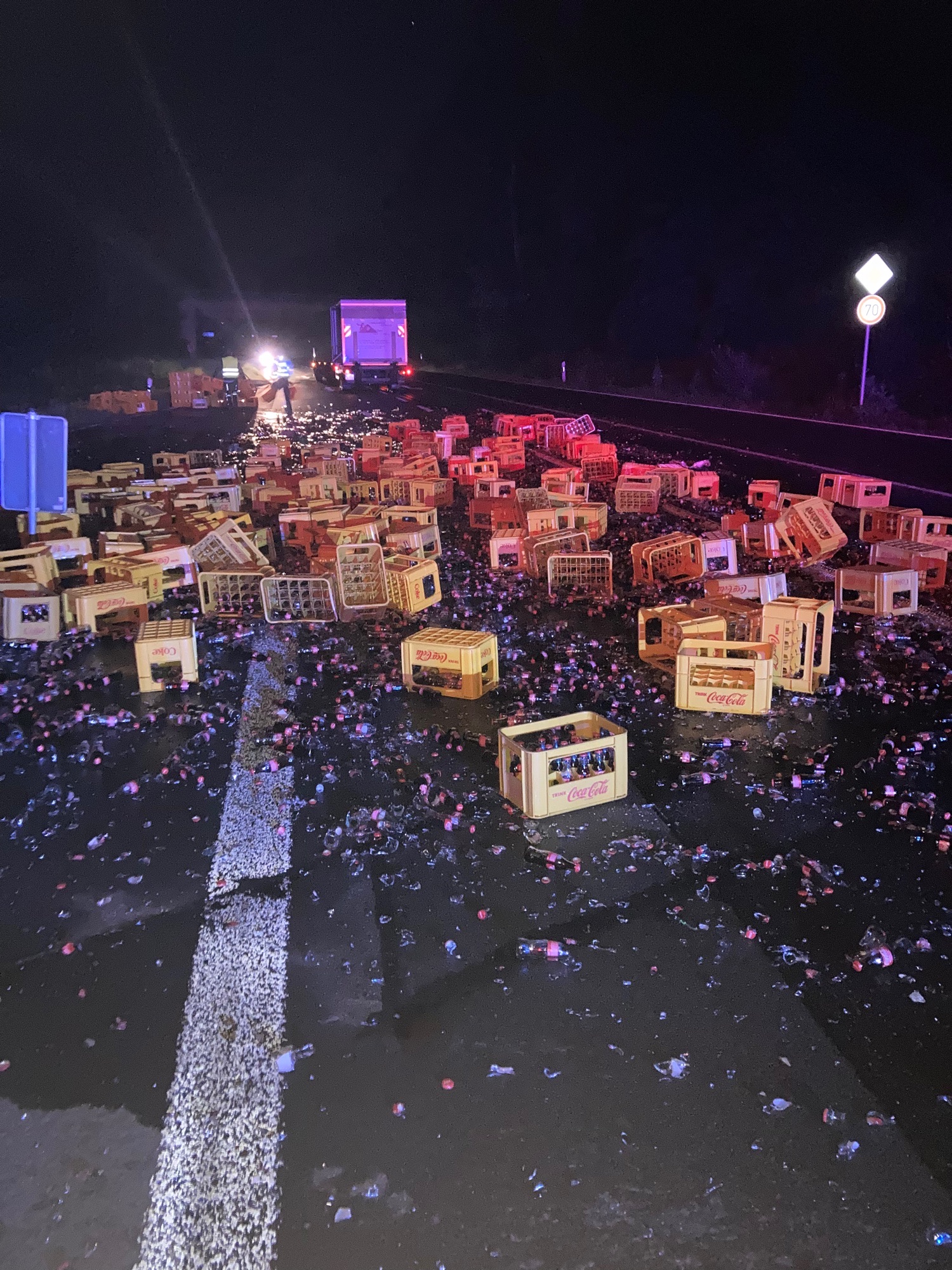 Mönchengladbach: Lkw verliert 150 Kisten Cola 1 Buntes-NRW
