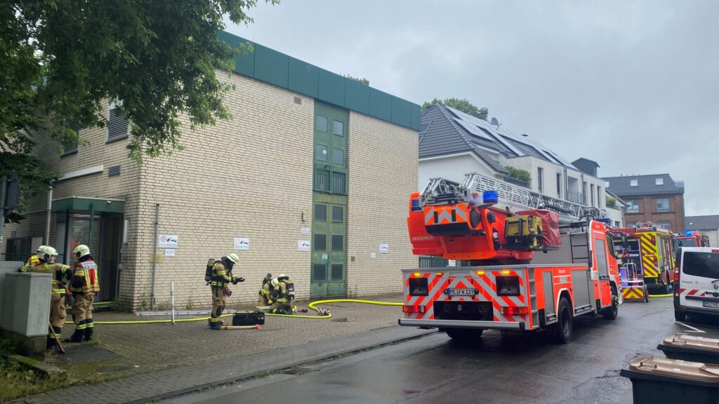 Die Feuerwehr von Haan reagiert schnell auf den Brand im Fernmeldeamt 1 Buntes-NRW