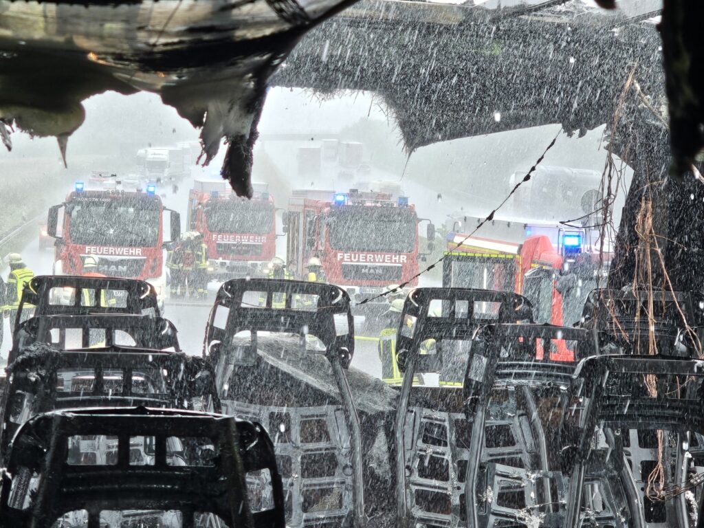 Königswinter: Reisebus brennt auf Autobahn A 3