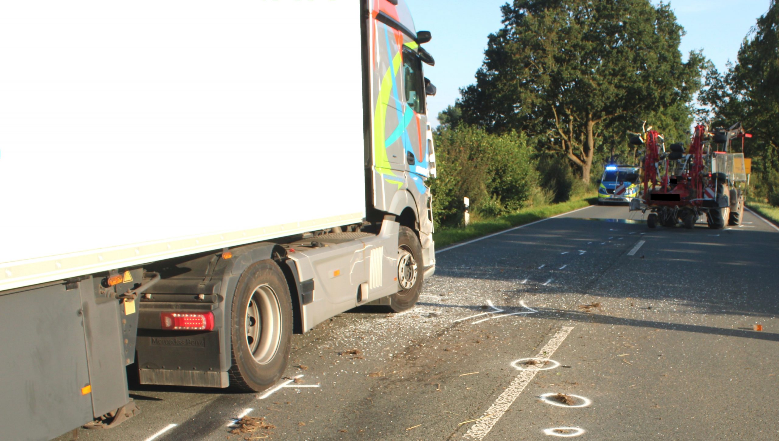 Sattelzug führt in abbiegendes Trecker-Gespann 1 Buntes-nrw