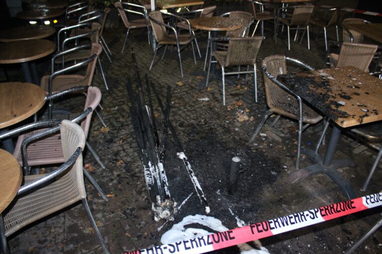 Olfen: Sonnenschirm auf dem Marktplatz in Flammen!