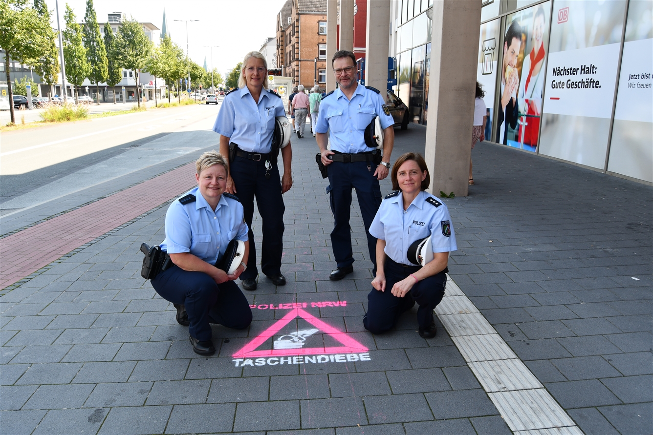 Paderborn: Polizei warnt mit aufgesprühten Piktogrammen vor Taschendieben 1 Buntes-NRW
