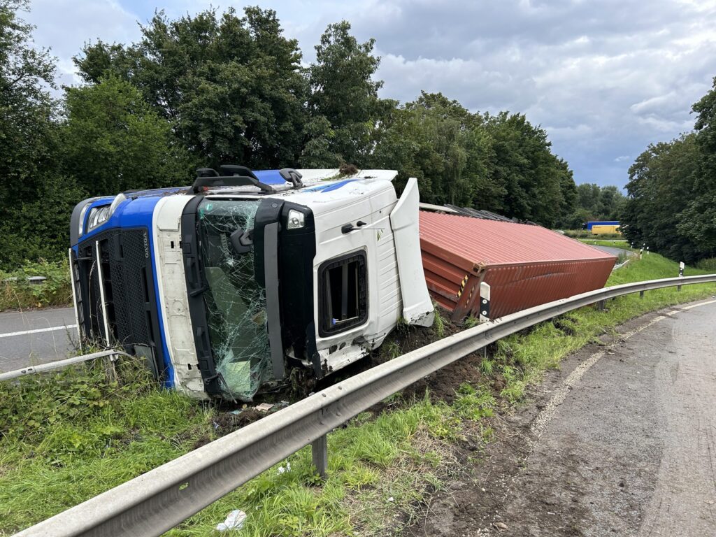 Moers: Lkw kippt um und verursacht erhebliche Verkehrsbehinderungen