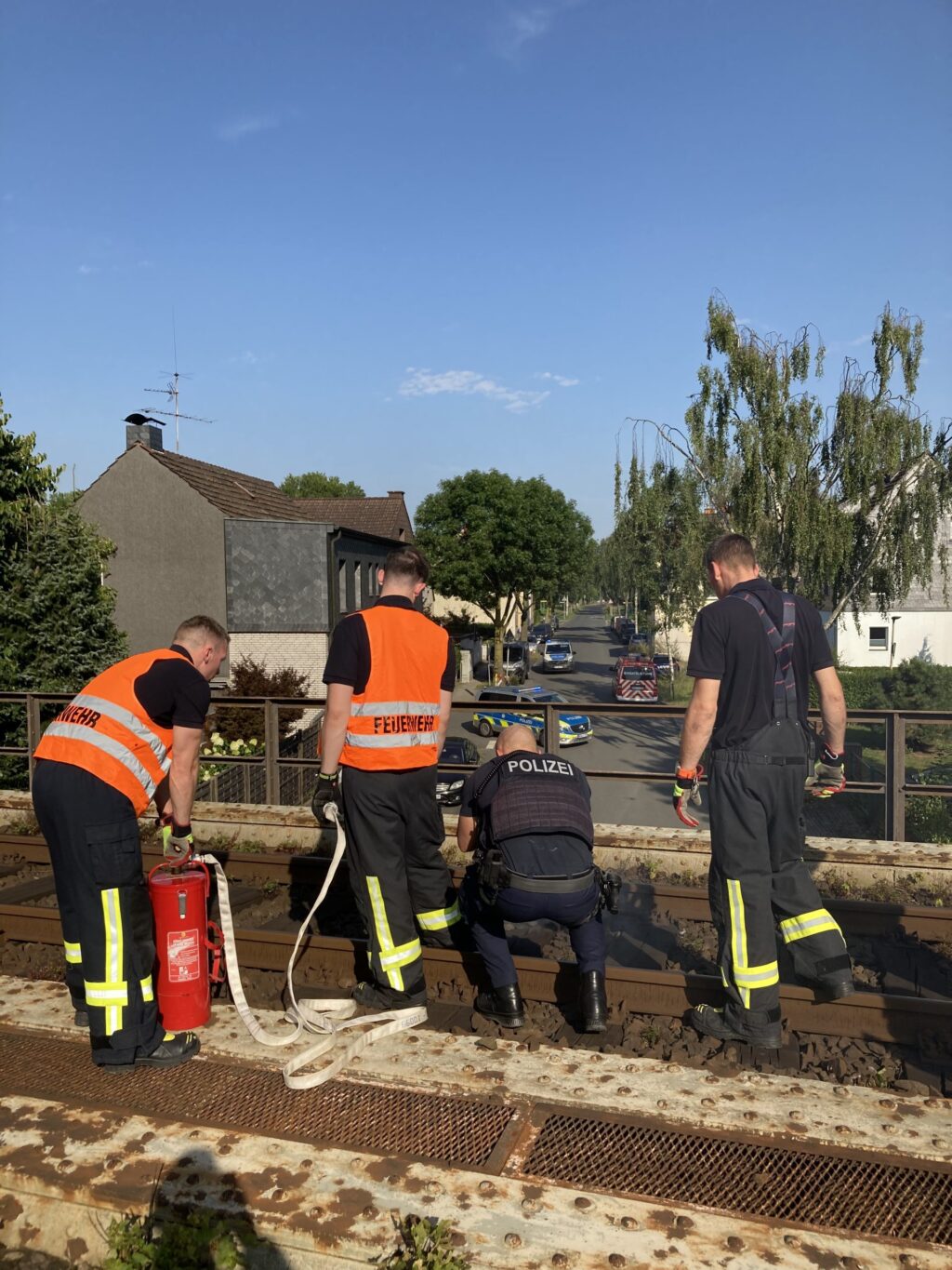 Oberhausen: Kleinbrand im Gleisbett erfolgreich gelöscht