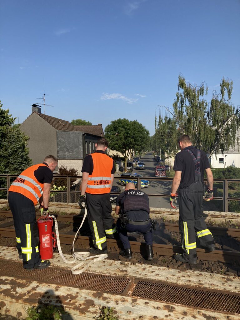 Oberhausen: Kleinbrand im Gleisbett erfolgreich gelöscht