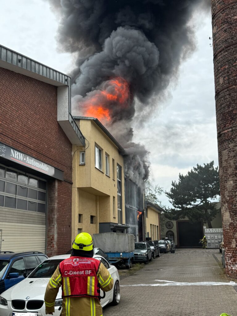 Ratingen: Brand in einem Gewerbebetrieb in Tiefenbroich