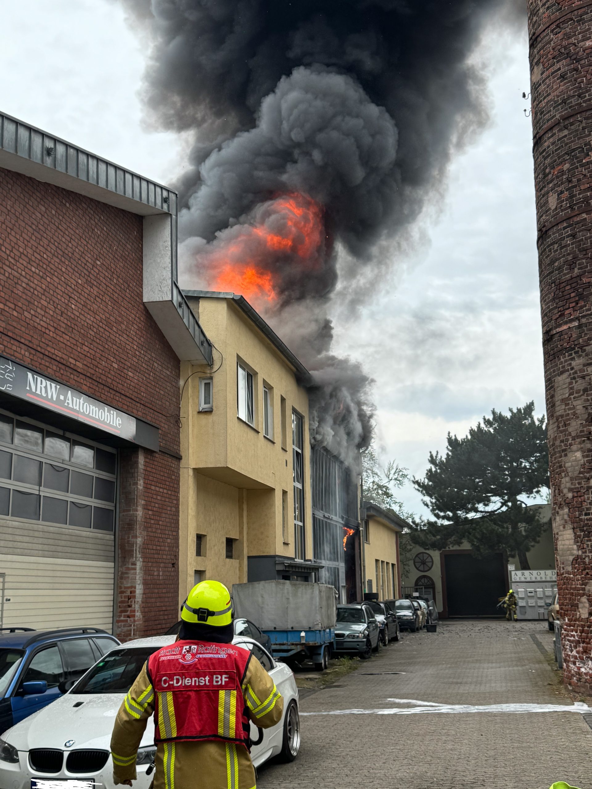 Ratingen: Brand in einem Gewerbebetrieb in Tiefenbroich 1 Ratingen: Brand in einem Gewerbebetrieb in Tiefenbroich