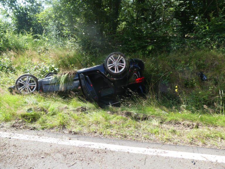 Gumersbach: Unfall mit leichten Verletzungen - Fahrer flieht