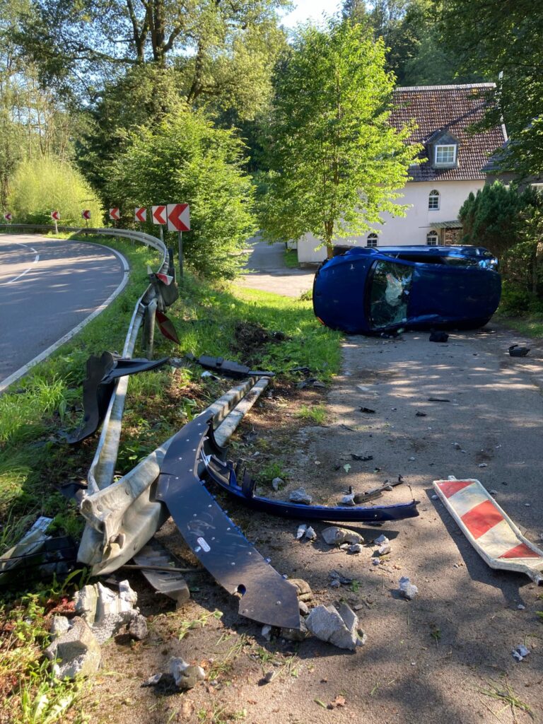 Radevormwald: 24-Jähriger überlebt wie durch ein Wunder einen Überschlag