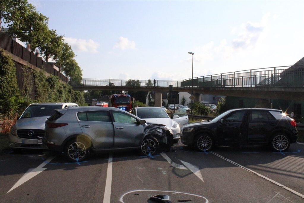 Wermelskirchen: Mehrere Verletzte bei Verkehrsunfall mit fünf Fahrzeugen 1 Buntes-NRW