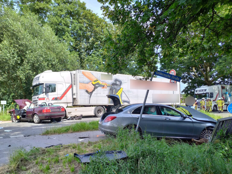 Rheurdt: Verkehrsunfall zwischen Laster und zwei Autos