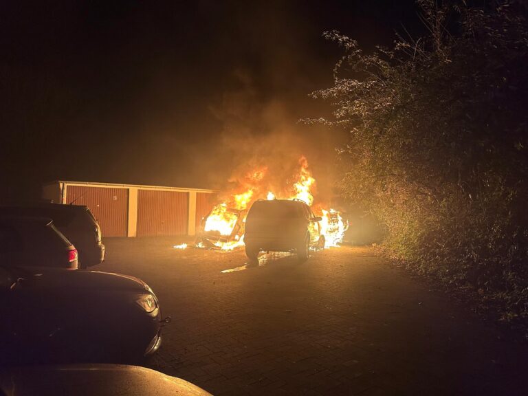 Vier Autos im Bochumer Stadtteil Hamme in Flammen aufgegangen