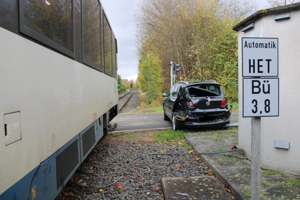 Düren: Pkw von Zug erfasst