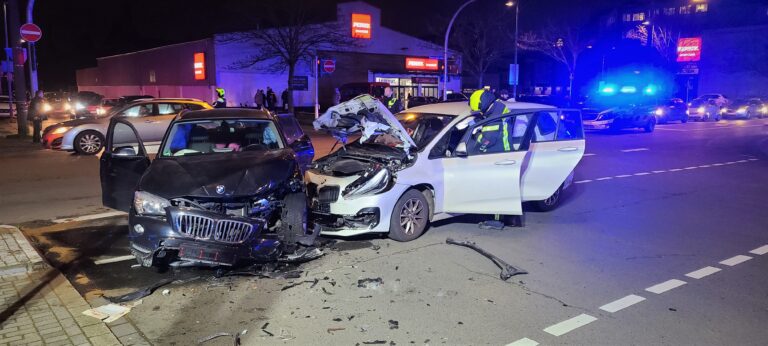 Oberhausen: Schwerer Verkehrsunfall mit sechs verletzten Personen