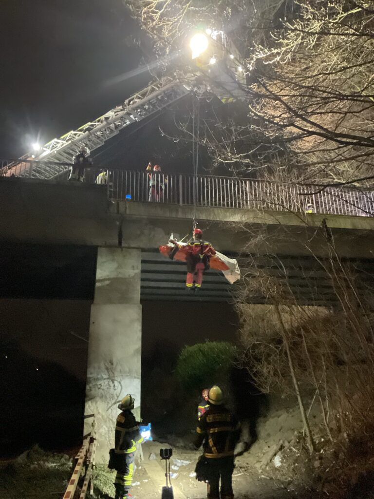 Dortmund: Mann stürzt von Brücke in Marten