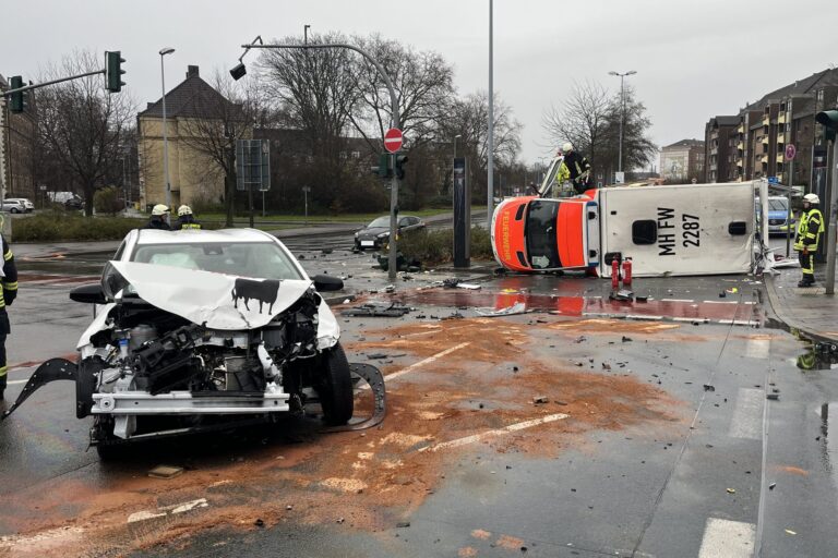 Verkehrsunfall mit einem Rettungswagen der Feuerwehr