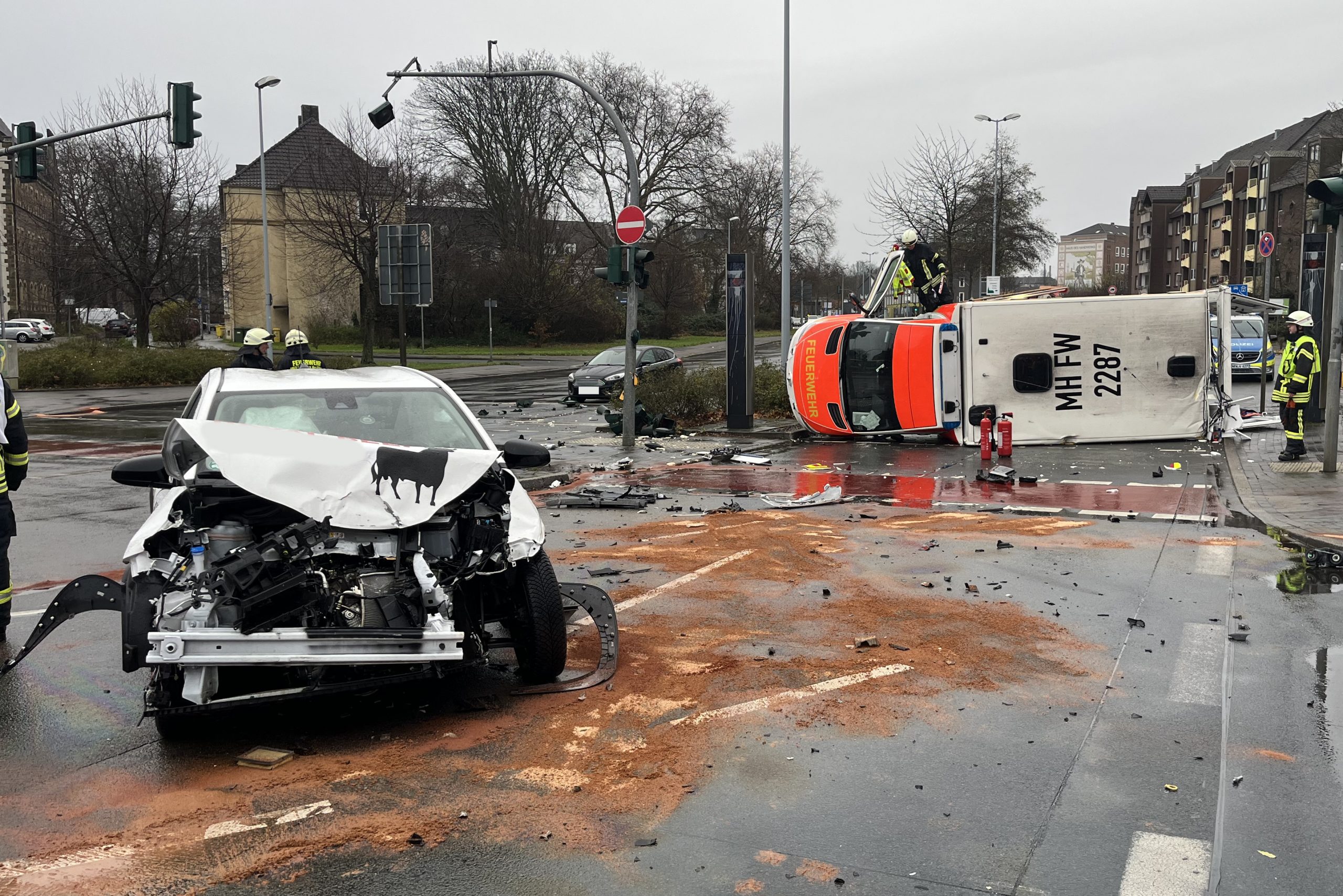 Verkehrsunfall mit einem Rettungswagen der Feuerwehr 1 Verkehrsunfall mit einem Rettungswagen der Feuerwehr