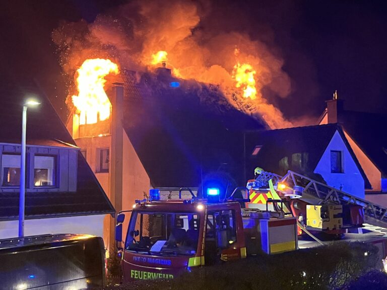 Heiligenhaus-Dachstuhlbrand eines Mehrfamilienhauses