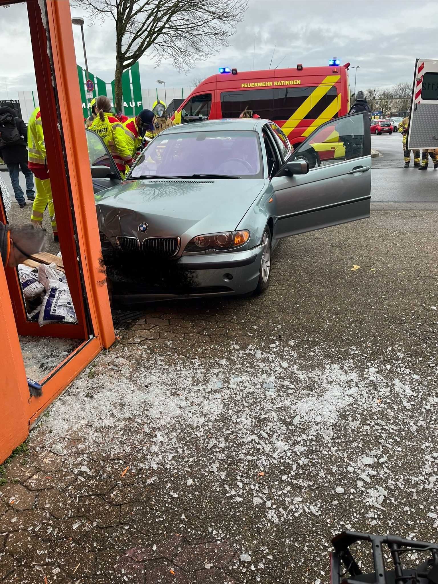 Ratingen-Auto prallt in Geschäftsgebäude 1 NRW-News
