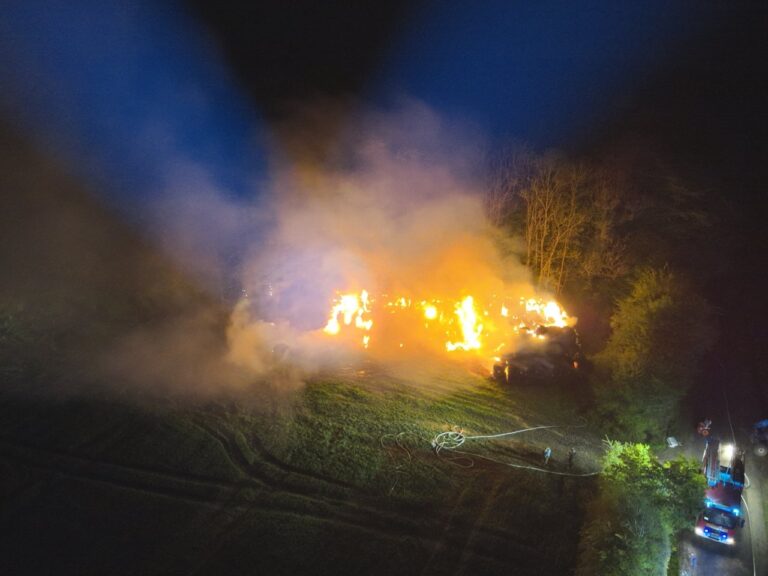 Soest-Unbekannte stecken Strohballen an