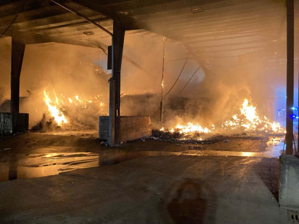 Großbrand bei Entsorgungsunternehmen 1 NRW Kompakt