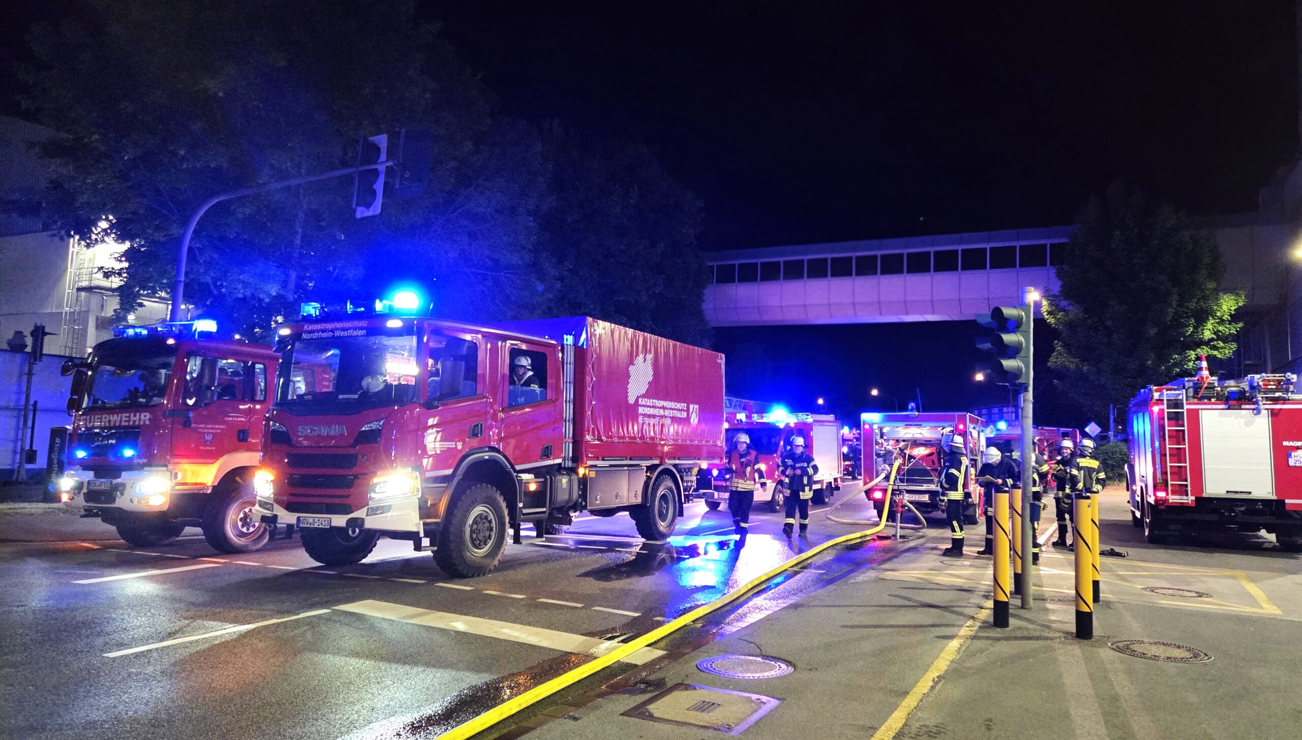 Chemieunfall: Nächtlicher Großeinsatz der Feuerwehr Arnsberg 1 NRW-Kompakt