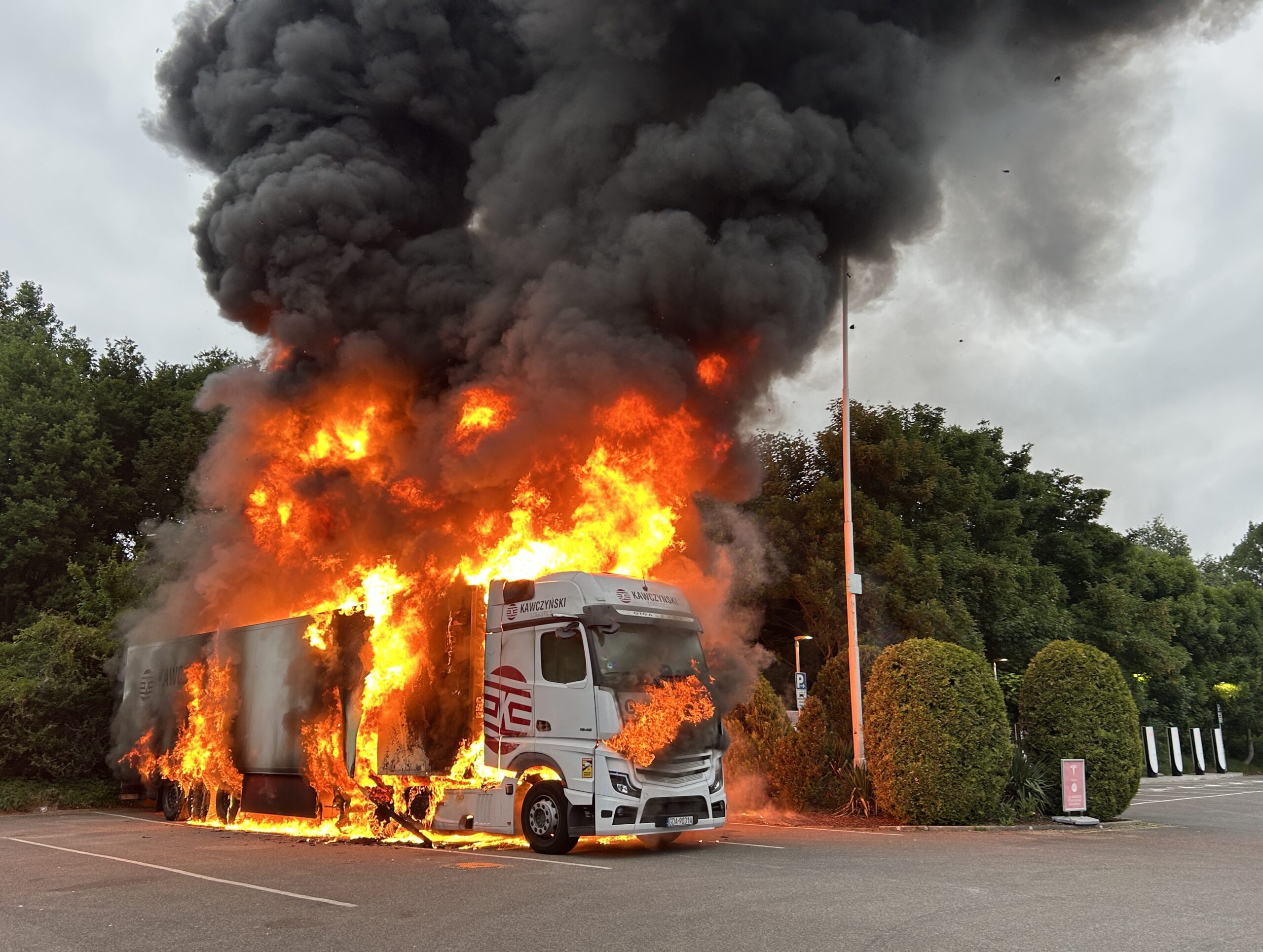Lkw fängt auf Hotelparkplatz Feuer 1 NRW-Kompakt