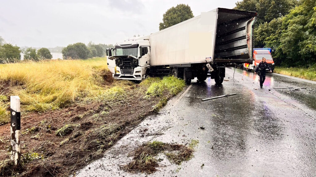 Zusammenstoß zweier Lastwagen in Xanten 1 NRW-Kompakt