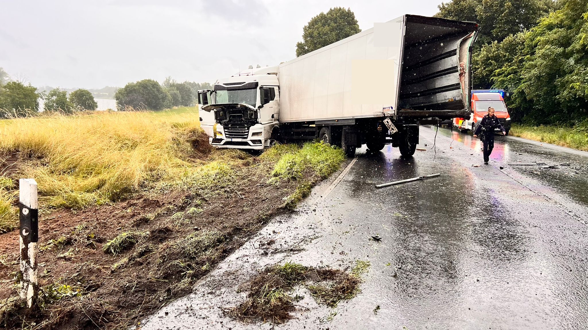 Zusammenstoß zweier Lastwagen in Xanten 1 NRW-Kompakt